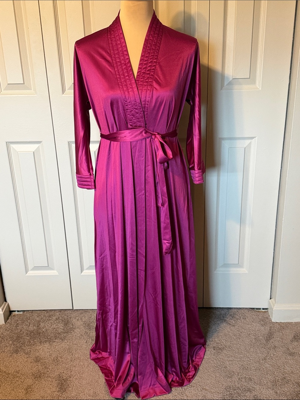 Vintage Vanity Fair Cranberry Long Sleeve  Satin Robe Women's Petite Small